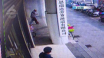 DƬ